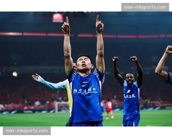 赛后更衣室里的于汉超：39岁老将冰敷膝盖，婉拒媒体采访