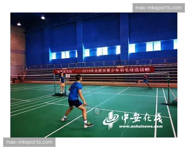 伯明顿羽毛球俱乐部青少年班课特惠试听，专业教练团队领衔