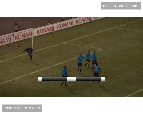 乌龙球！斯特拉斯堡后卫不慎将球挡入自家大门